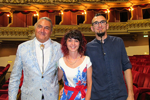 2022年6月26日下午，Sergio Favotto與兒子Andrea Favotto和兒媳Fabiola Vellere觀賞了神韻紐約藝術團在維羅納Teatro Filarmonico的第二場演出。（麥蕾／大紀元）