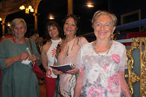 美容店老板、旅居意大利的华人李女士（右二）带著自己的意大利客户，一行四人观赏了6月30日晚神韵纽约艺术团在意大利的里雅斯特市Politeama Rossetti剧院的第三场演出。（麦蕾／大纪元）