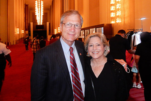 2022年7月15日晚，德州聯邦眾議員Brian Babin偕妻子Roxanne Babin觀賞神韻紐約藝術團在華盛頓DC肯尼迪藝術歌劇院的演出。（衛泳／大紀元）