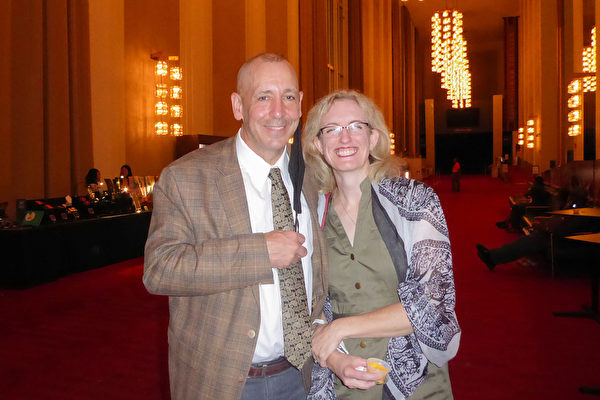 2022年7月15日晚，美國國防部高級官員Tim Sharpe與醫生太太Bridget Sharpe一同觀看了神韻紐約藝術團在華盛頓DC肯尼迪藝術中心歌劇院的演出。（良克霖／大紀元）