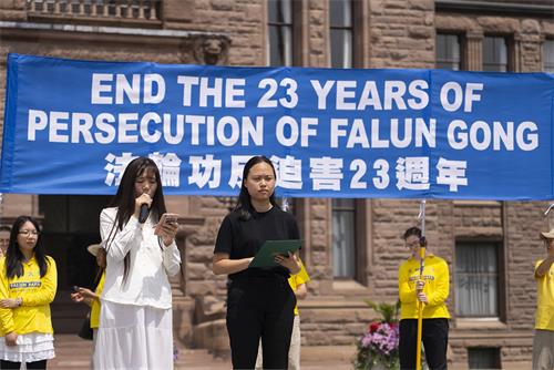 7月17日集會上，法輪功學員王小玉（左）為去年被中共非法判刑8年的法輪功學員許娜發聲。（圖片來源：明慧網）