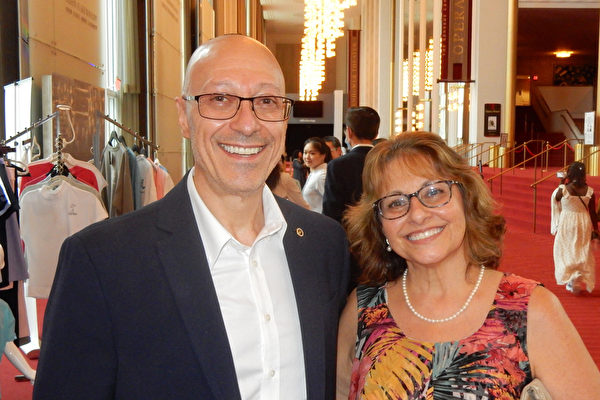 2022年7月17日下午，聯邦政府官員兼大學教授Domenic Savini與夫人一同觀看了神韻紐約藝術團在華盛頓DC肯尼迪藝術中心歌劇院本季的第二輪第四場演出。（衛泳／大紀元）