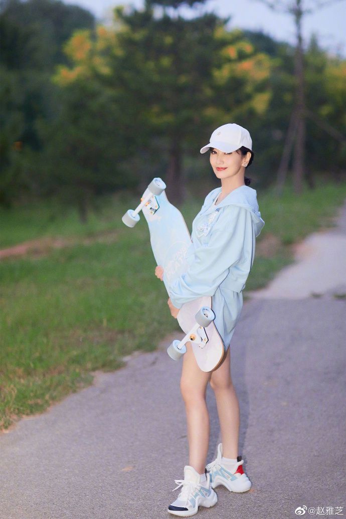 Hong Kong actress Zhao Yazhi is nearly 70 years old, and she is quite frozen age with proper maintenance. However, a group of photos of Zhao Yazhi playing skateboards were recently revealed and frightened netizens, causing heated discussions.