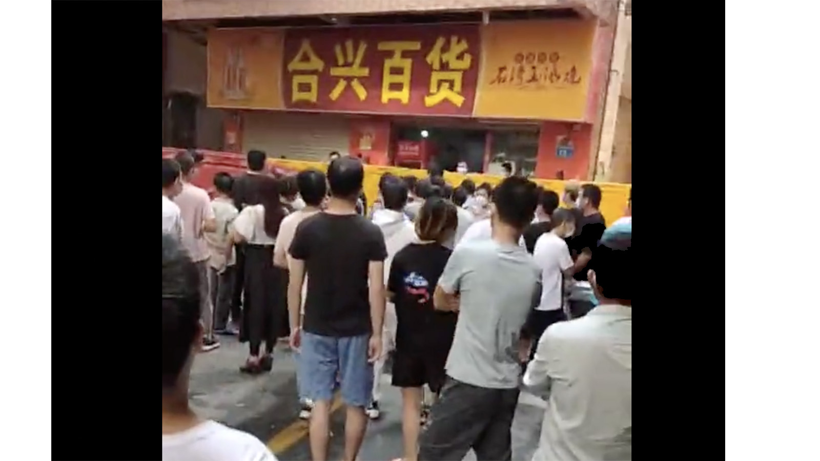 广州海珠区长时间封控引罕见抗议，民众推翻警车