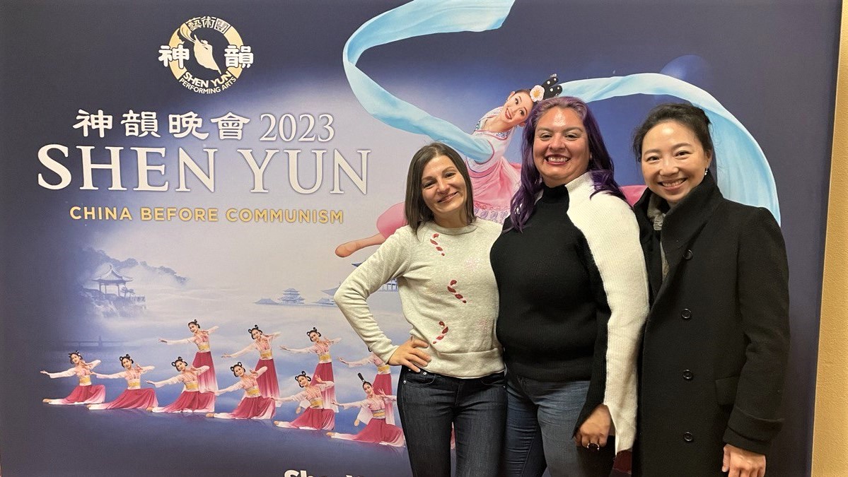 韓裔女士Dee Kim和朋友，2022年12月30日晚在聖荷西表演藝術中心觀賞了神韻新紀元藝術團的演出。（子涵／希望之聲）