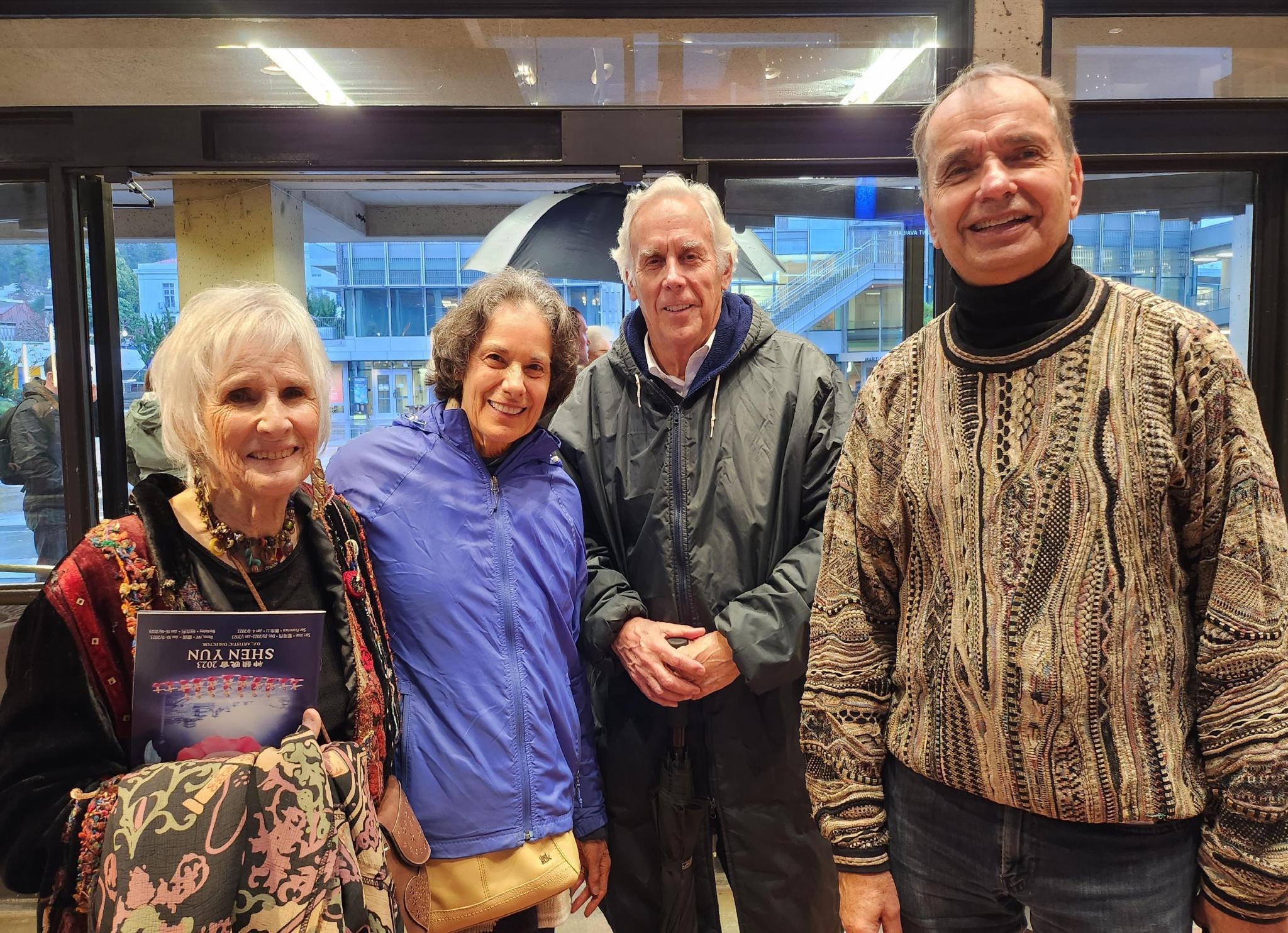 退休圖書館設計師Gail Jarocki（左一）與朋友們觀看了神韻藝術團1月14日下午在伯克利澤勒巴克館的演出。