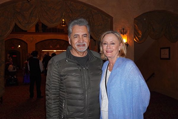 Hospitality Plus公司總裁Alberto Solis與妻子Sally Stahmanns Solis觀看了2月11日下午神韻新世界藝術團在艾爾帕索（El Paso）的演出。（林慧心／大紀元）