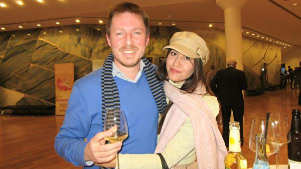 2月22日晚，名企高級調香師Martin Ritterband與女友一起在德國路德維希堡王宮花園劇院觀看了美國神韻環球藝術團的演出。（圖片來源：王亦笑／大紀元）