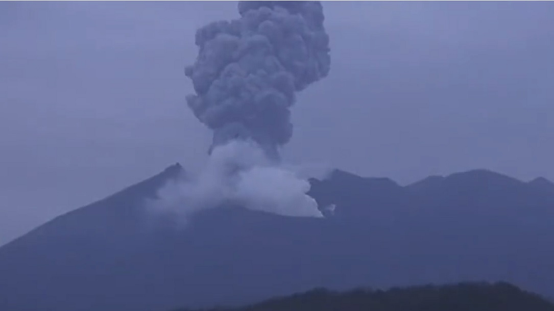 鳥兒早知道了！日本櫻島火山爆發火山灰噴至2公里高（視頻） | 日本| 櫻