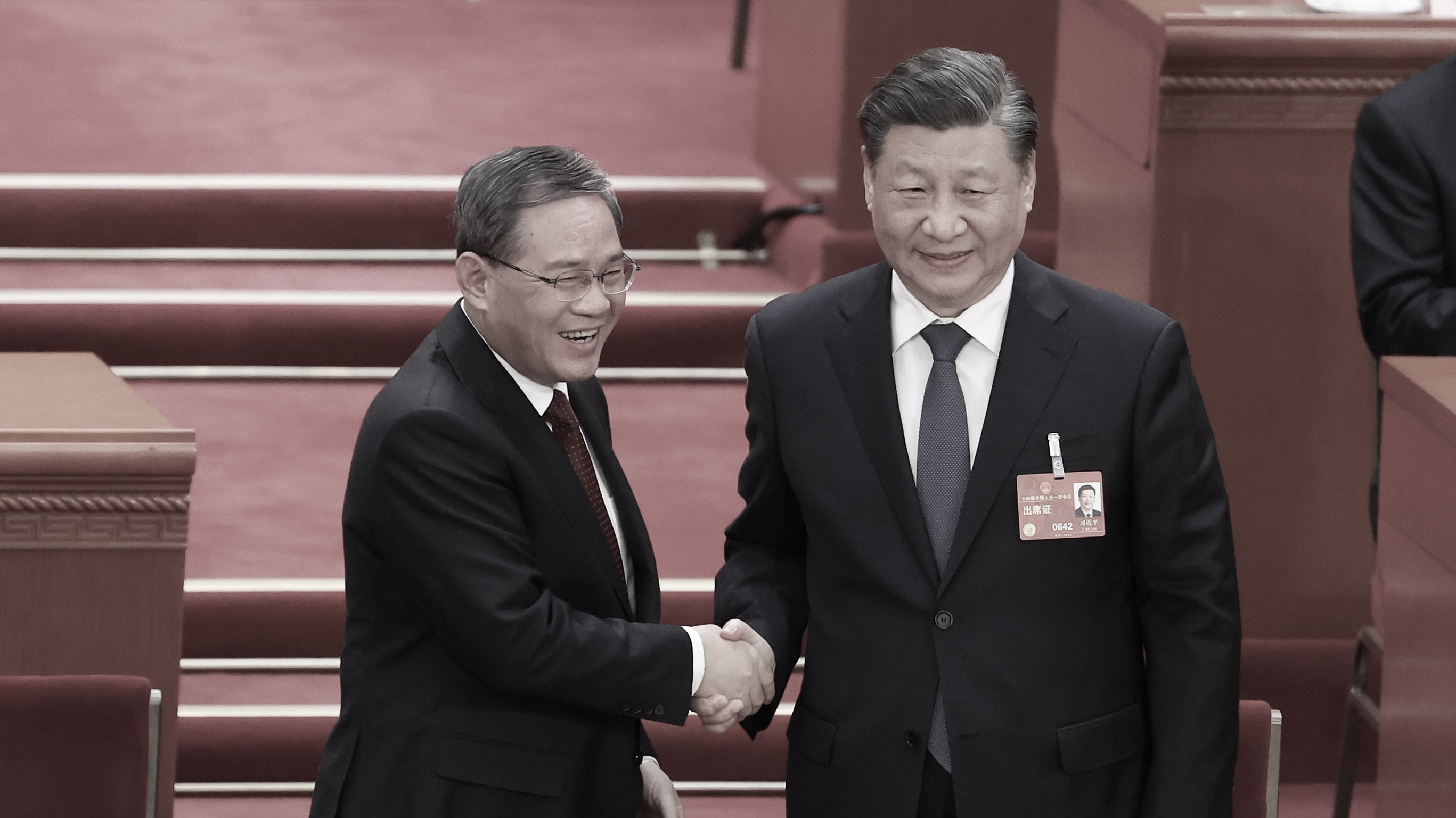 圖為2023年3月11日，中國國家主席習近平（左）與總理李強（右）在北京舉行的中共全國人大第四次全體會議開幕期間握手。