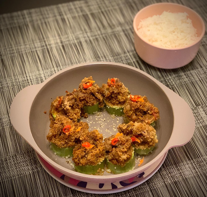 Steamed pork with millet flour (public domain)