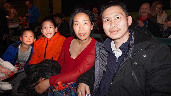 4月15日下午，英國華裔梁先生觀看了神韻巡迴藝術團今年在英國倫敦漢默史密斯阿波羅劇院的第二場演出。（圖片來源：麥蕾／大紀元）