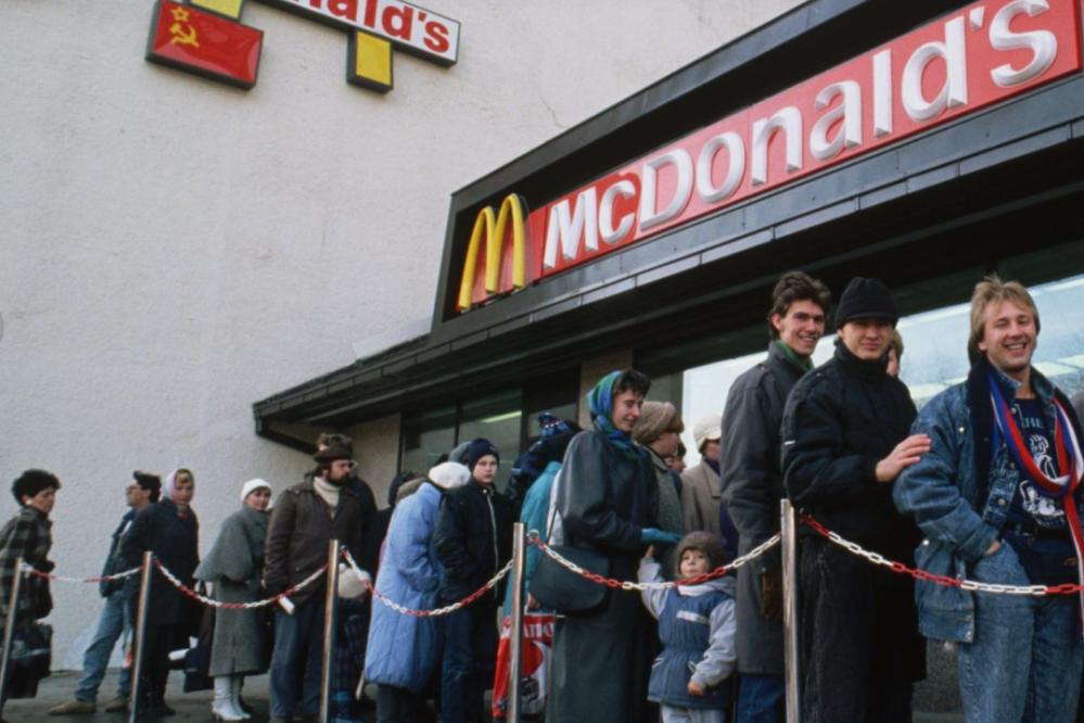 1990年，蘇聯第一家麥當勞開業當天，顧客在位於莫斯科的餐廳外排隊等候。(圖片來源：Getty images)