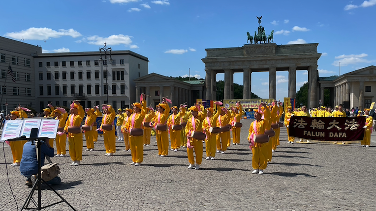 德國柏林慶祝世界法輪大法日。圖為腰鼓隊表演（希望之聲）