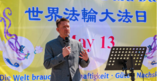 德國柏林州議員、選項黨（AfD）黨團副主席羅納德·格萊瑟（Ronald Gläser）在活動現場發言