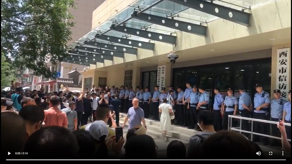 Parents in Xi’an Protest Against Authorities-led “Xi’an High School Entrance Examination Returned Students”