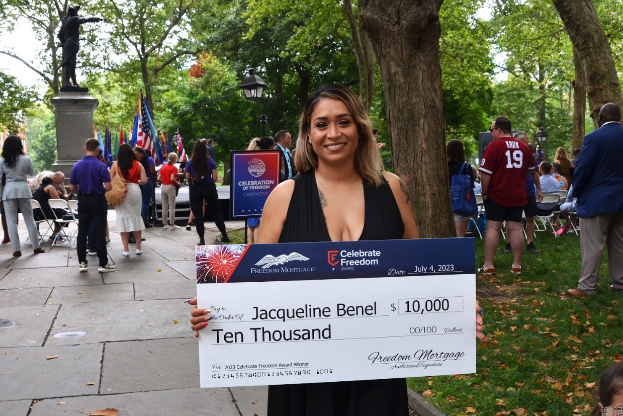 消防隊員傑奎琳•貝內爾榮獲今年的“慶祝自由獎獲”，獲得一萬美元獎金。（凌浩/希望之聲）
