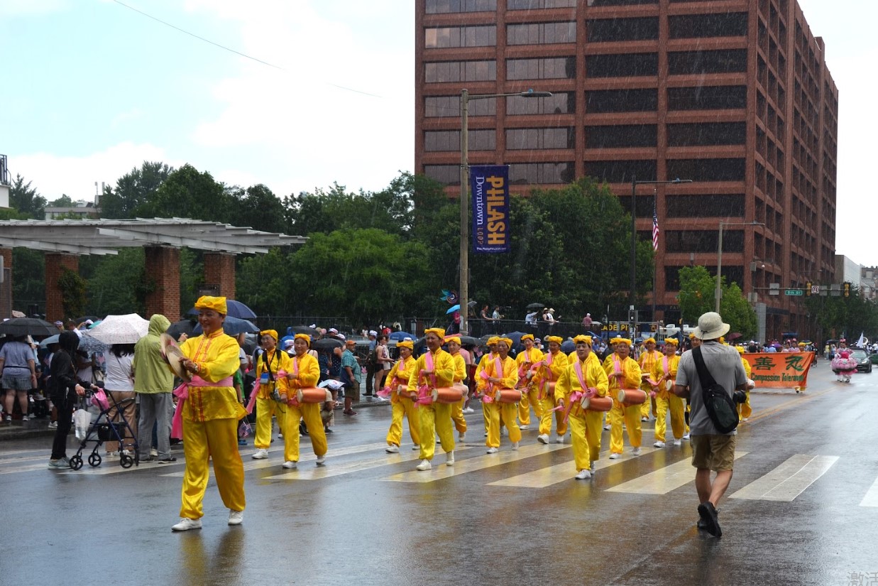 法輪功腰鼓隊參加費城的美國獨立日遊行。（凌浩/希望之聲）