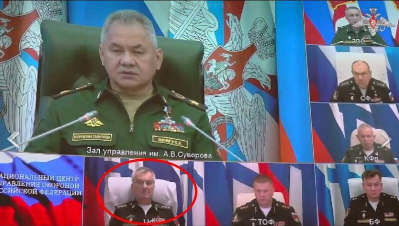 俄羅斯國防部9月26日發布影片顯示，黑海艦隊司令索科洛夫（下方紅框處）身穿軍服參加視訊會議，會議由俄國國防部長紹伊古主持。（擷自Telegram）