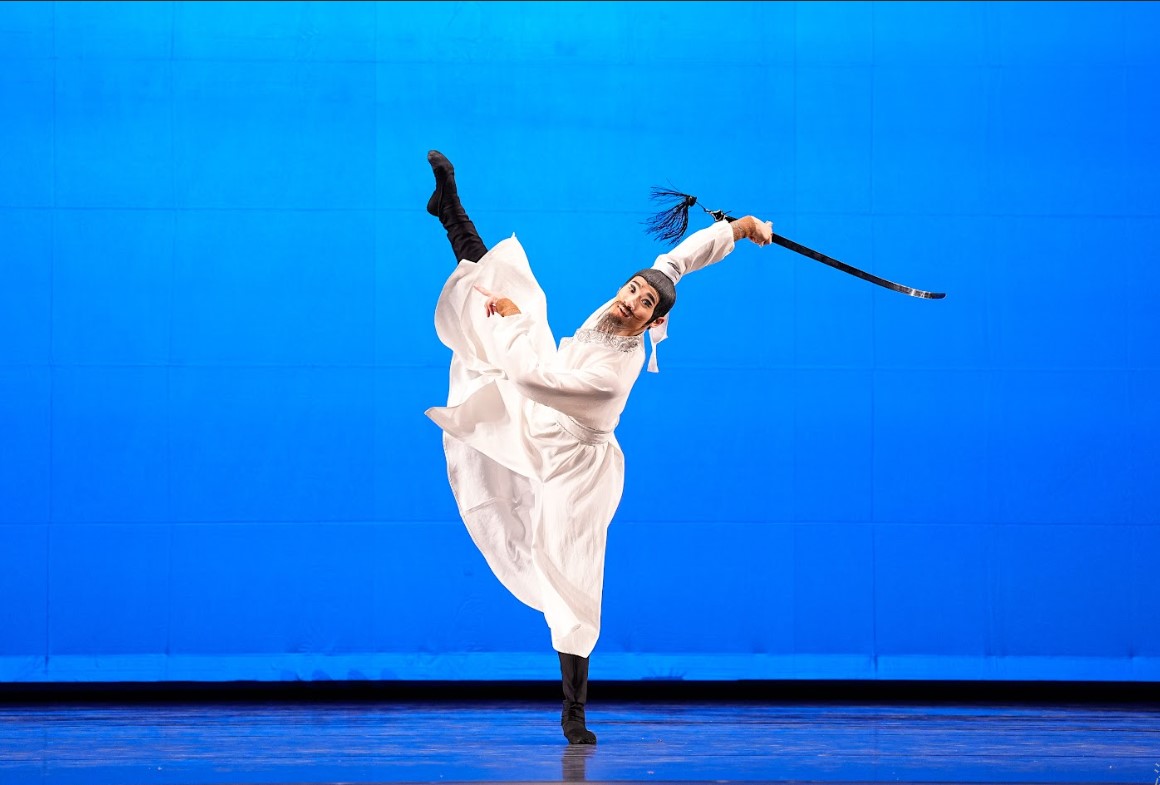 P10：2023年9月7日至10日，第十屆新唐人全世界中國古典舞大賽在美國紐約州帕切斯學院表演藝術中心舉行。圖為青年男子組銀獎獲得者肖大衛表演舞蹈《人間過客》。（戴兵／大紀元）