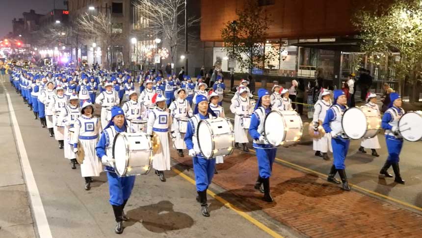紐約法輪功天國樂團、腰鼓隊和蓮花隊參加2023年12月2日在費城舉行的節日大遊行。（鄭浩／希望之聲）