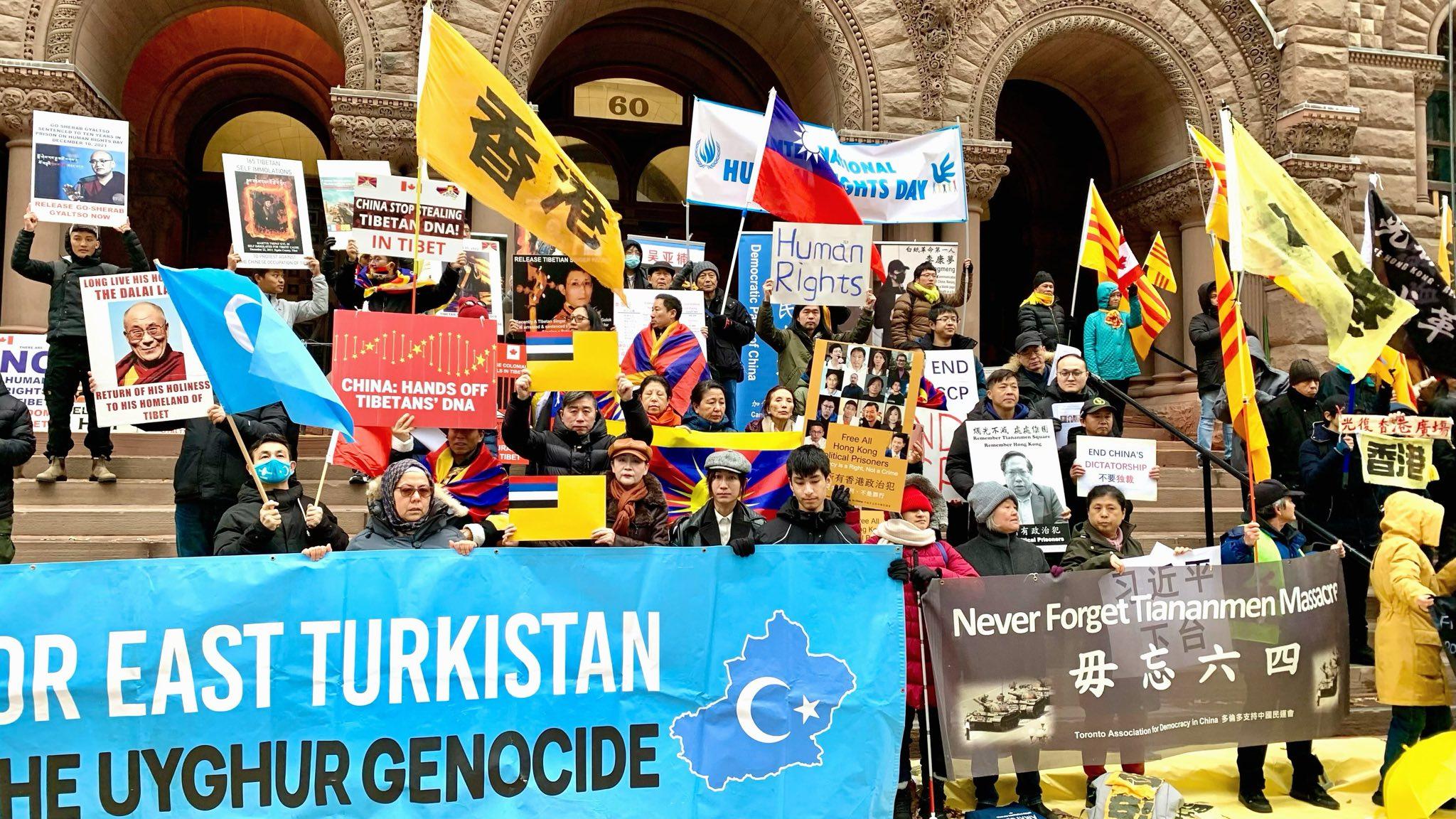 2023年12月10日國際人權日，加拿大多族裔人士當天中午在多倫多老市政廳前集會，呼籲停止迫害人權，結束中共暴政。(圖片來源：盛雪)