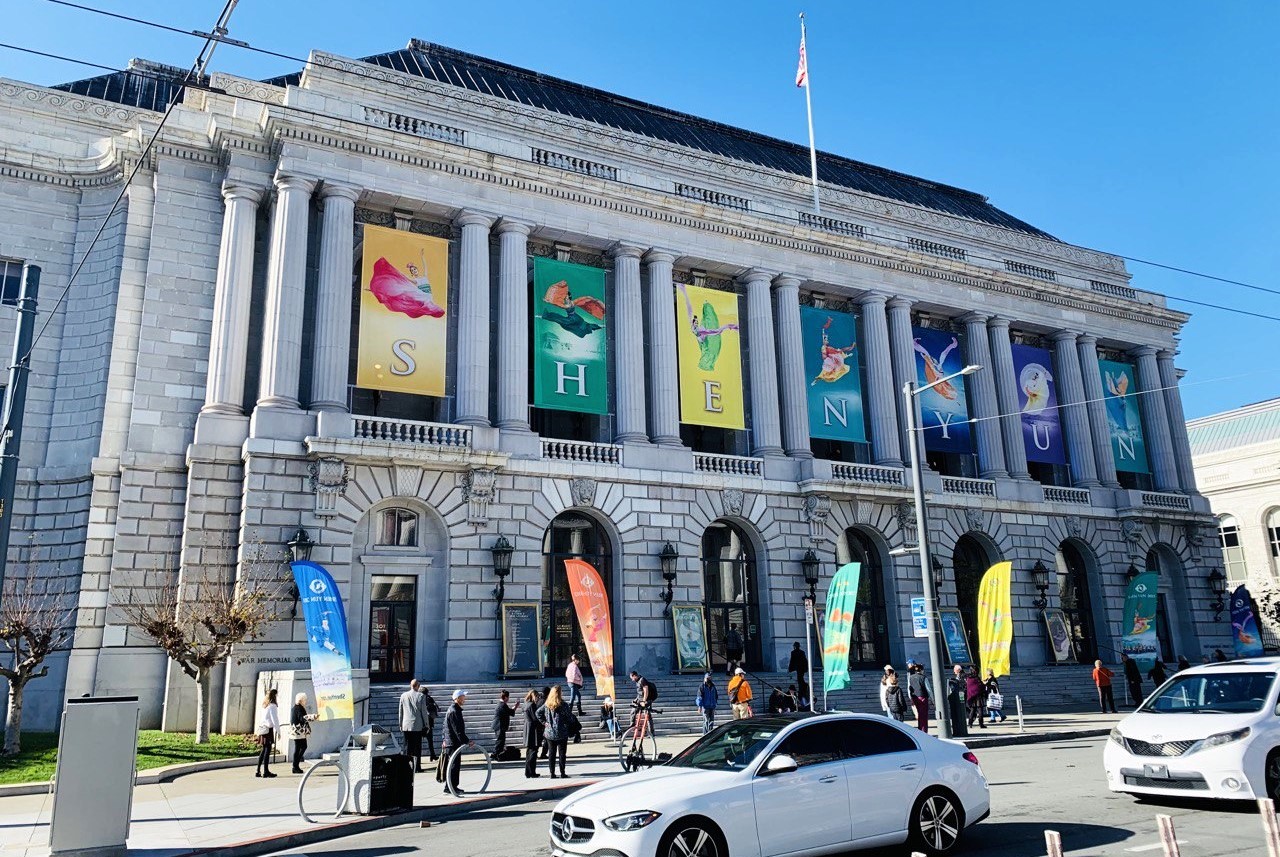 神韻世界藝術團2024年1月4日在舊金山歌劇院（War Memorial Opera House）展開首場演出。（子涵/希望之聲）