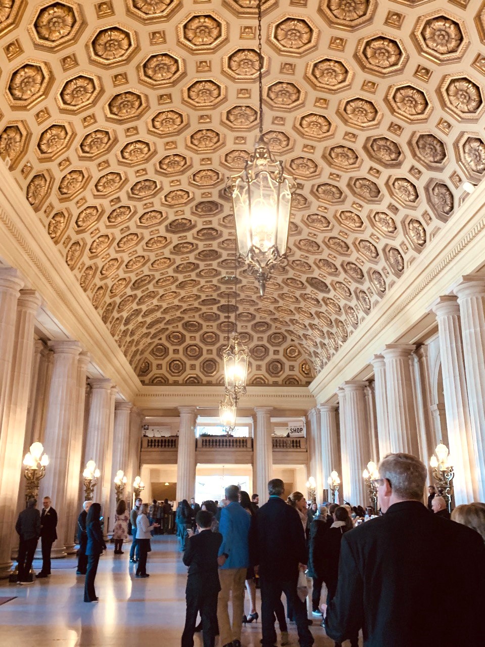 百年歷史的舊金山歌劇院（War Memorial Opera House）以鑲鍍金色裝飾的穹頂和巨大的玻璃吊燈為建築特色。（子涵/希望之聲）