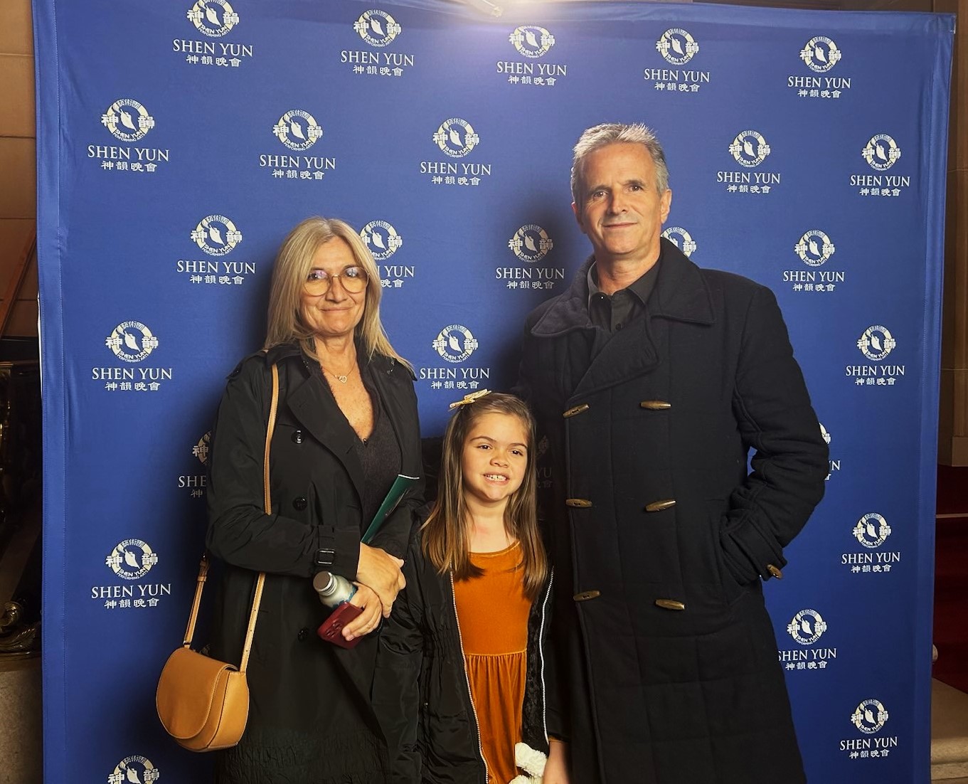 作家兼律師Francois Cavard和妻子Magda Estrada、女兒Ceneste一起觀看了神韻2024年1月7日在舊金山歌劇院的最後一場演出。（王蕊/希望之聲）