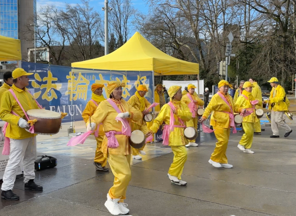 On January 23, 2024, Falun Gong practitioners performed waist drums amidst the songs "Falun Dafa is good" at the Place des Nations in Geneva (Photo: Photo by Wen Simin/Voice of Hope)