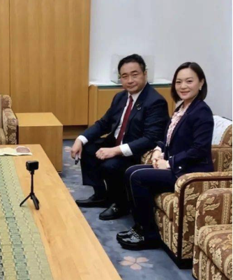被控是中共間諜的何麗紅(右)與日本國會議員松下新平（圖 : X帳號@zonghengjp） 