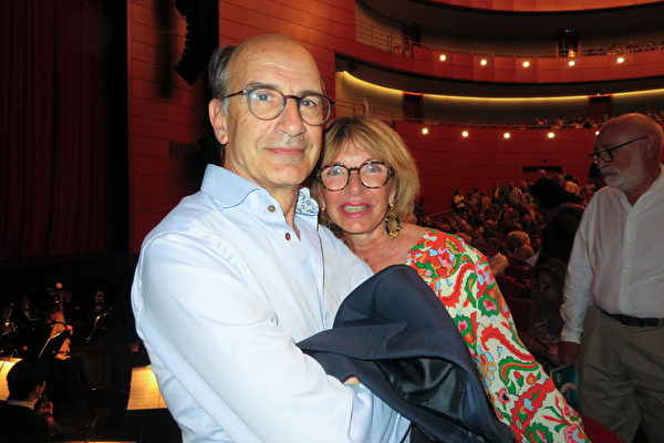 蒙彼利埃大學附屬中心醫院消化、腫瘤科教授Jean-Michel Fabre與妻子、該醫院皮膚科醫生、傳染病專家Jacqueline Fabre（盛明／大紀元）