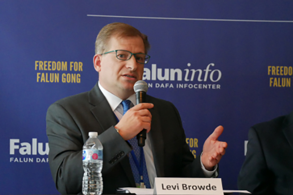2021年7月13日，法輪大法信息中心執行主任布勞迪（Levi Browde）在國際宗教自由峰會的法輪功專場邊會上。（圖片來源：正見網/大紀元）