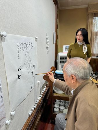 [問卦] 中國86歲書畫家範增宣布再婚，新婚嬌妻照片曝光