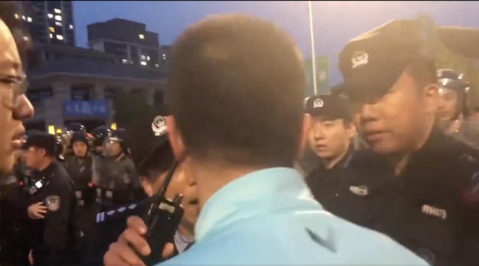 Massive conflict broke out at Chinese football match!Guangzhou Dalian players melee outside the game and fans force the police to apologize | 2024 Chinese League One 9th round | Dalian team | Guangzhou team | Fans | Police | Dalian-Guangzhou team clashes