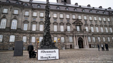 港版“國殤之柱”矗立在哥本哈根 底座上寫着“丹麥支持香港” （網絡截圖）