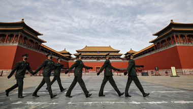 2020年3月12日，戴口罩的軍人列隊走過北京故宮。（美聯社）