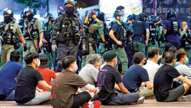 7月1日，上萬港人上街示威抵制港版國安法，370人被捕，10人涉嫌違反國安法。（美聯社）
