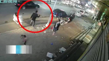 男子砍殺姐姐後，扛着鋤頭在街上行走，被逮捕。(視頻截圖)