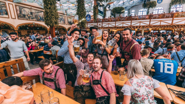 熱愛啤酒的民族―德國人。（圖片來源：慕尼黑啤酒節官網）