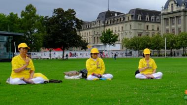 2018年7月21日，瑞士法輪功學員在公園學法、煉功，並發正念支持國內被迫害的法輪功學員。右為本文作者。（照片：法輪功學員提供）