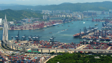 香港近日颁布进出口最新数据，作为中国产品主要出口门户，香港出口货值创70年最大单月跌幅，评论认为，中国靠贸易顺差拉动经济增长的时代已经终结。