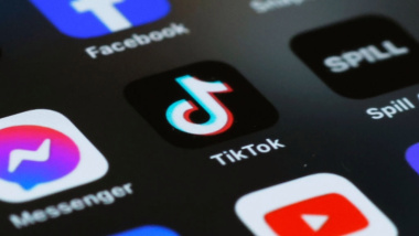歐盟周一宣布，將對TikTok新版Lite展開調查，包括考慮自周四開始暫停看影片賺點數獎勵方案。（圖片來源：Getty Images）