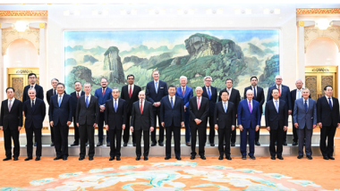 中共党魁习近平3月27日在北京大会堂会见美国的工商界与战略学术界人士，并合影留念。（央视视频截图）