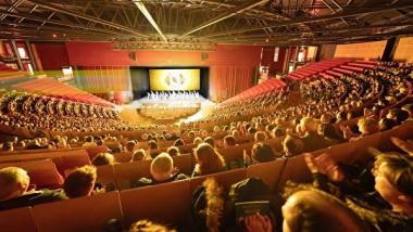 2024年4月16日晚，神韵新纪元艺术团今年在里昂国际城圆形剧场（L'Amphithéâtre 3000）的第一场演出大爆满。（傅洁／大纪元）