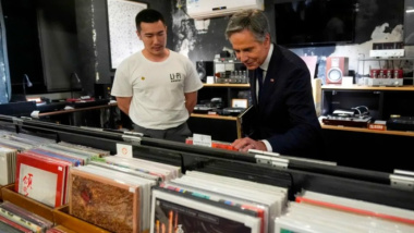 布林肯造訪黑膠唱片店
