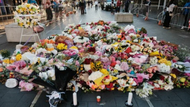 民众在案发现场摆放鲜花，向罹难者表达沉痛哀悼（网络截图）