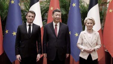 中共国家主席习近平（中）、法国总统马克龙（左）和欧盟执委会主席范德赖恩于2023年4月6日在北京会晤。（LUDOVIC MARIN/POOL/AFP via Getty Images）