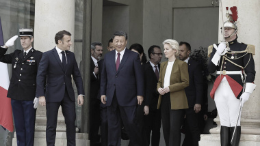 习近平携夫人抵达法国 专家：这将是习「成功」的一次访问。图为2024年5月6日，法国巴黎，法国总统埃马纽埃尔-马克龙（CL）、中华人民共和国主席习近平（C）和欧盟委员会主席乌苏拉-冯德莱恩（CR）在三方会谈结束后离开爱丽舍宫。 (Photo by Kiran Ridley/Getty Images)