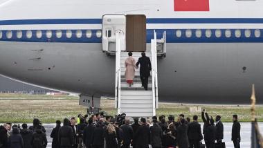 习近平抵达塞尔维亚。图为2024年5月7日，在法国西南部的塔尔贝-卢尔德机场，中共党魁习近平（右）和夫人彭丽媛登机。(Photo by Ed JONES / AFP) (Photo by ED JONES/AFP via Getty Images)